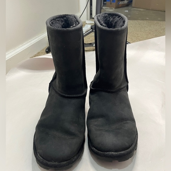 UGG Essential Short Leather Boot Sz 10 Black Water Resistant - Picture 12 of 13